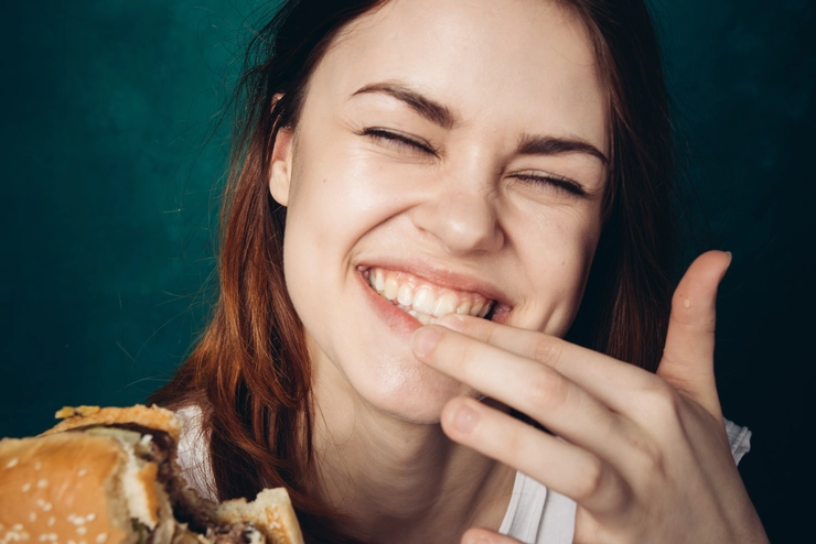 student eating hamburger